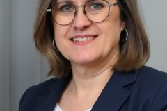 Brita in blauen Blazer